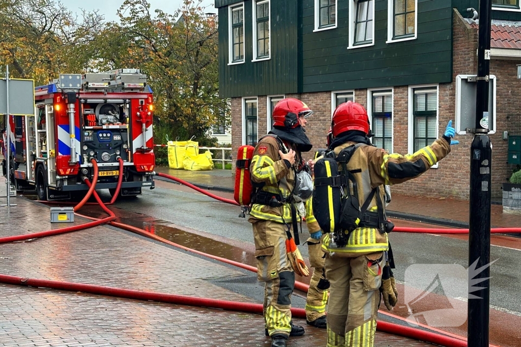 Zwaargewonde uit woning gehaald bij grote brand