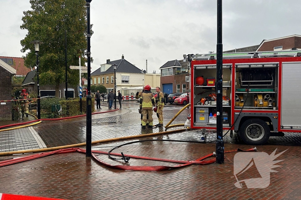 Zwaargewonde uit woning gehaald bij grote brand