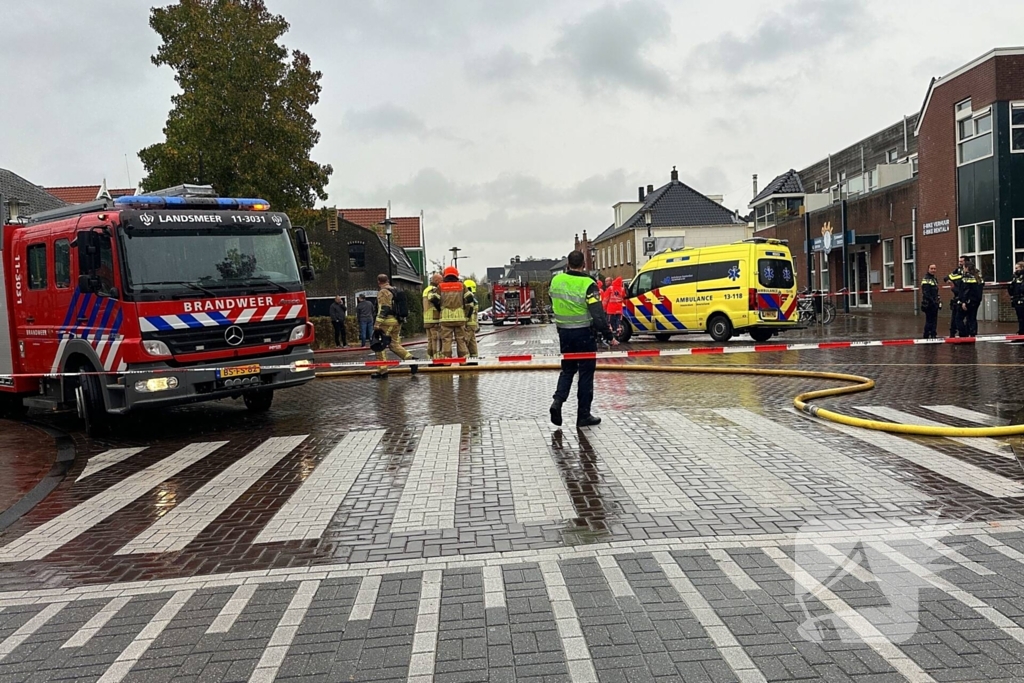 Zwaargewonde uit woning gehaald bij grote brand