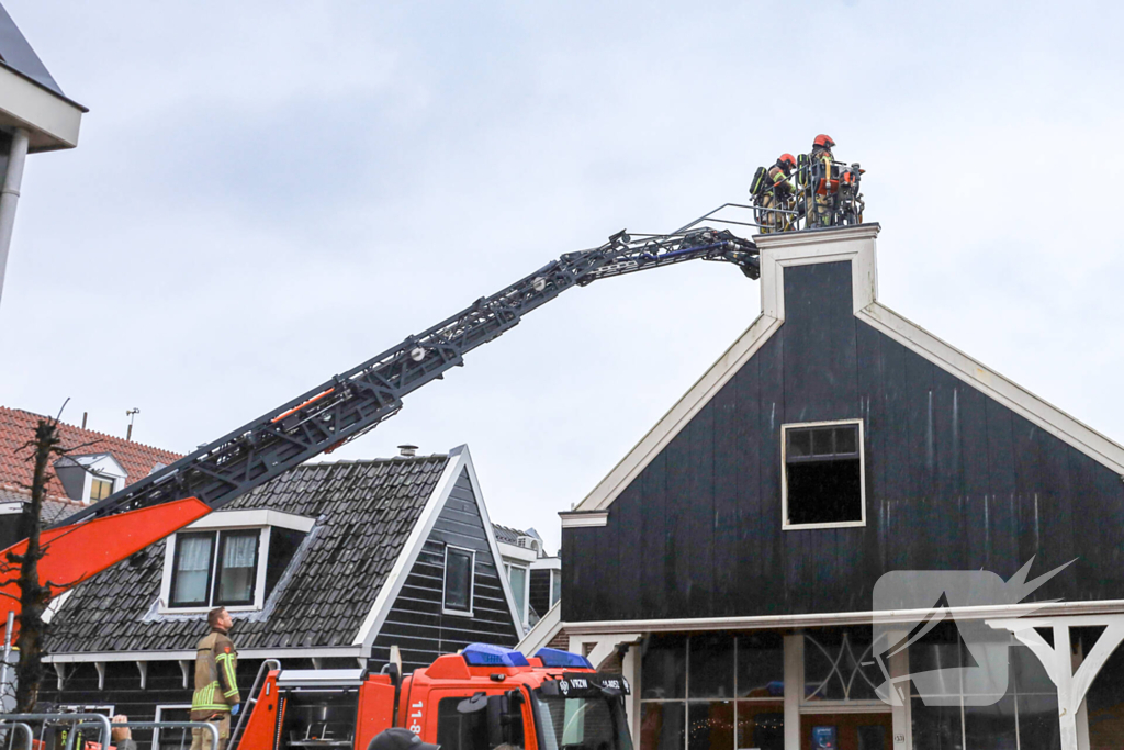 Zwaargewonde uit woning gehaald bij grote brand