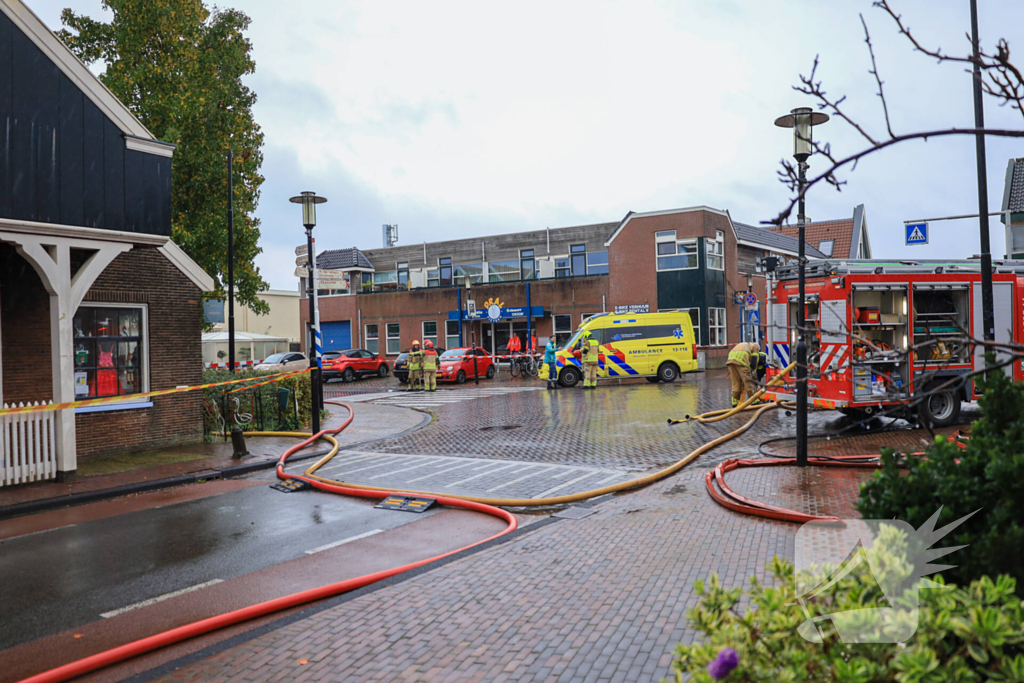 Zwaargewonde uit woning gehaald bij grote brand