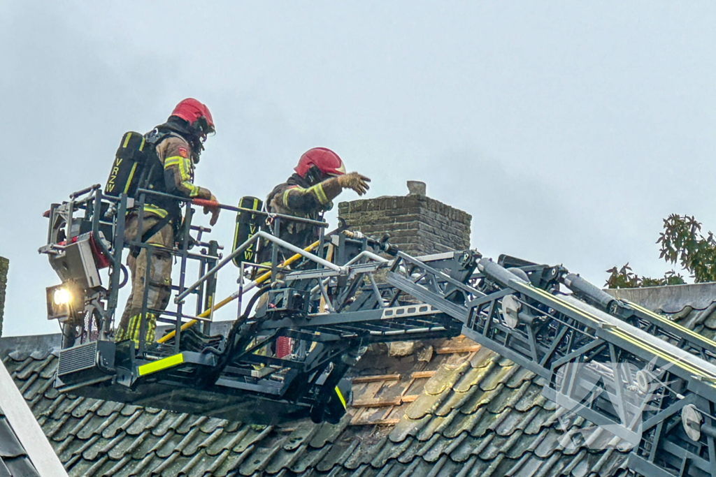 Zwaargewonde uit woning gehaald bij grote brand