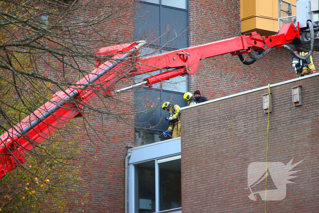 Brandweer blust brand op dak van woonzorg centrum