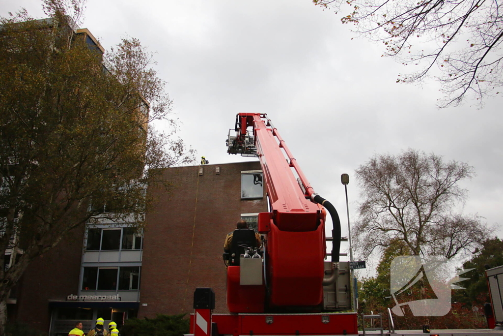 Brandweer blust brand op dak van woonzorg centrum