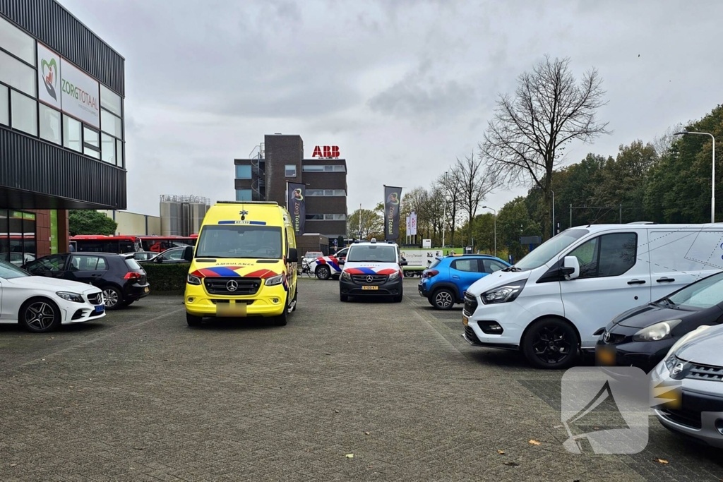 Achteruit rijdende automobilist ziet fietser over het hoofd