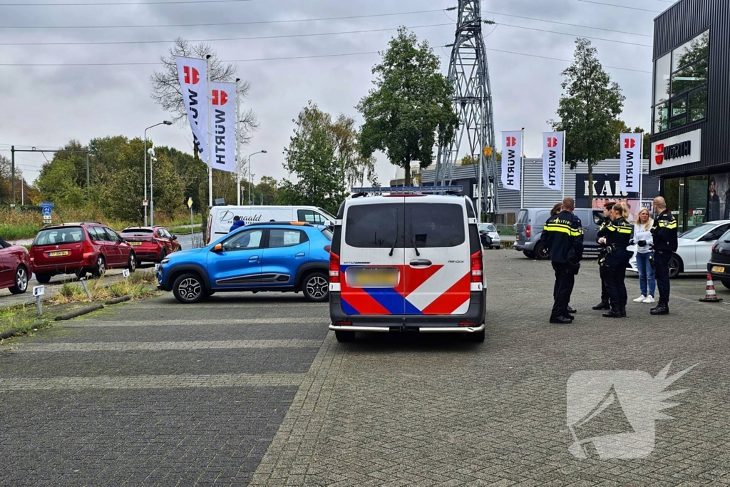 Achteruit rijdende automobilist ziet fietser over het hoofd