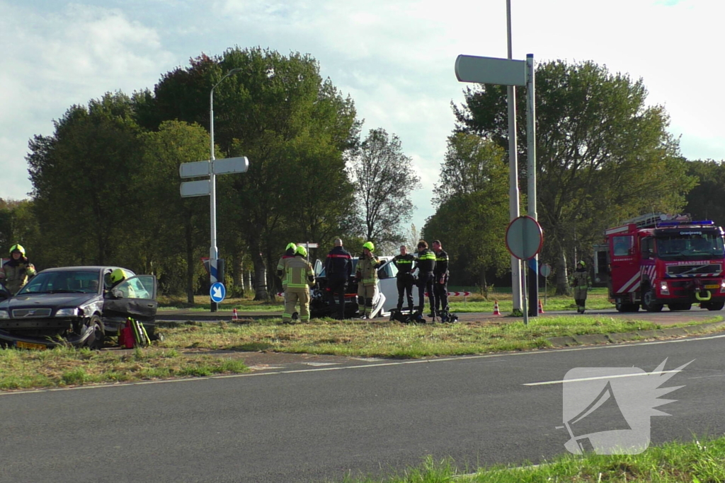 Taxibus en personenauto klappen op elkaar