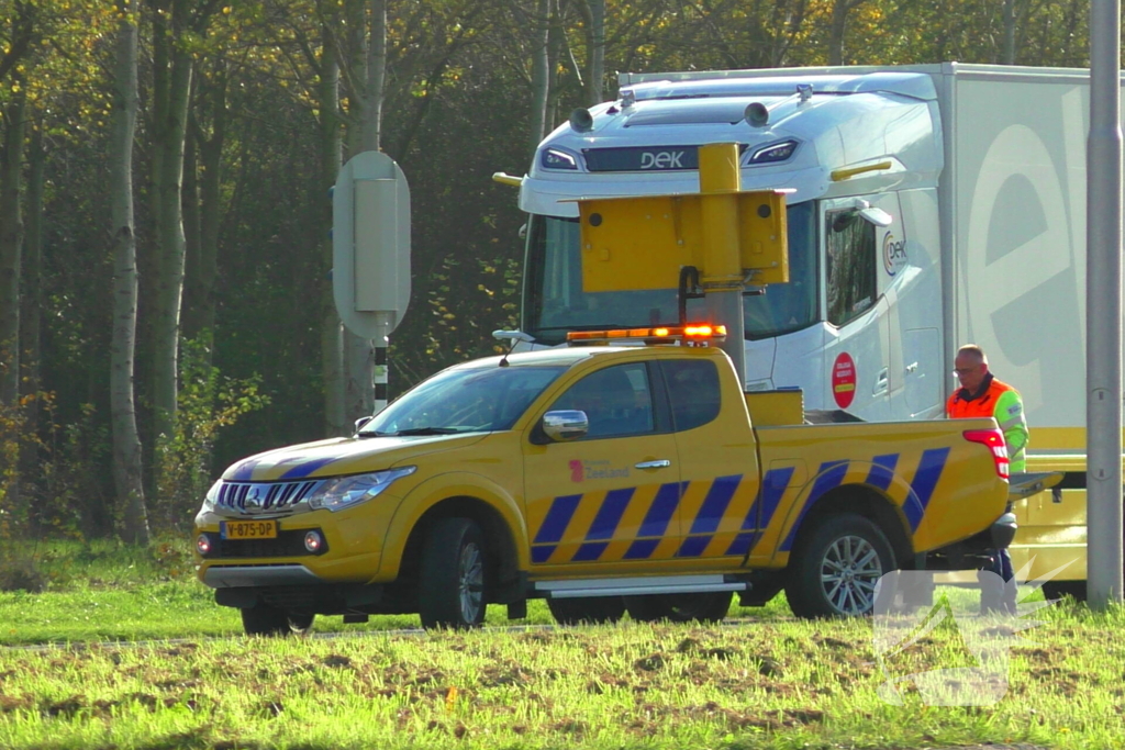 Taxibus en personenauto klappen op elkaar