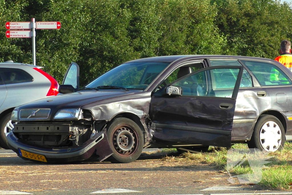 Taxibus en personenauto klappen op elkaar