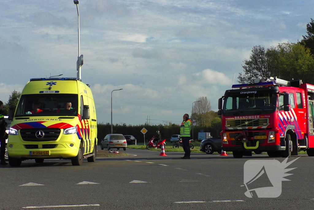 Taxibus en personenauto klappen op elkaar