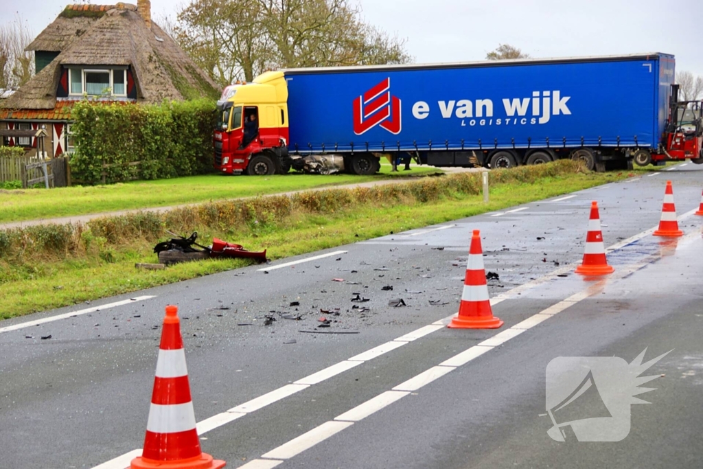 Zwaargewonde bij frontale aanrijding tussen vrachtwagen en personenauto