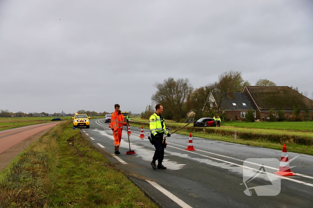 Zwaargewonde bij frontale aanrijding tussen vrachtwagen en personenauto