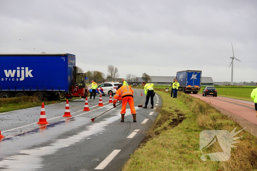 Zwaargewonde bij frontale aanrijding tussen vrachtwagen en personenauto