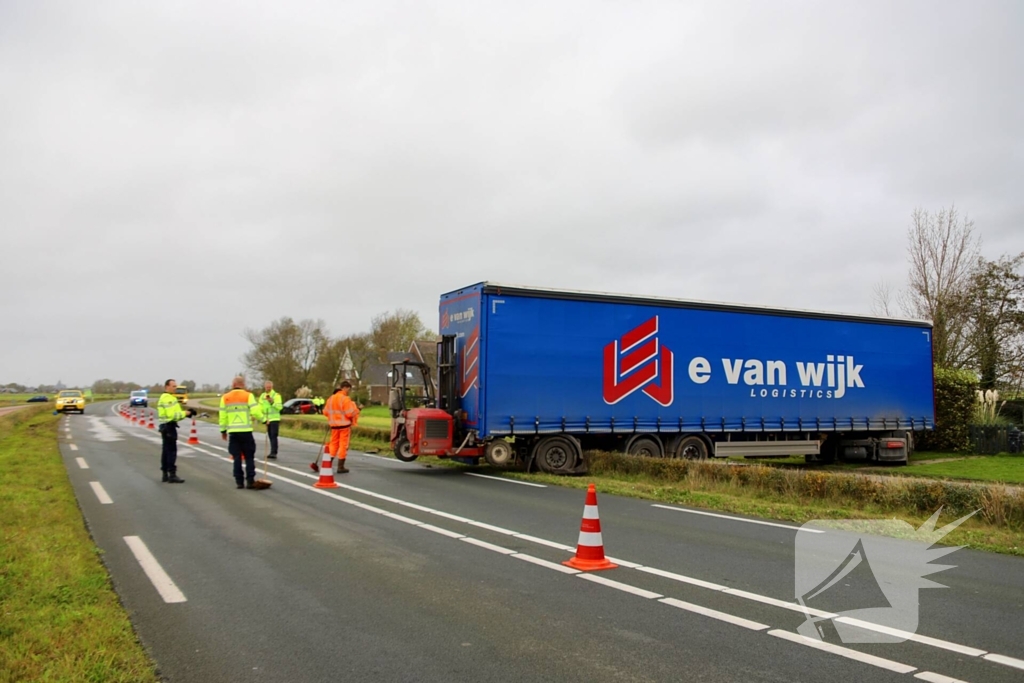 Zwaargewonde bij frontale aanrijding tussen vrachtwagen en personenauto