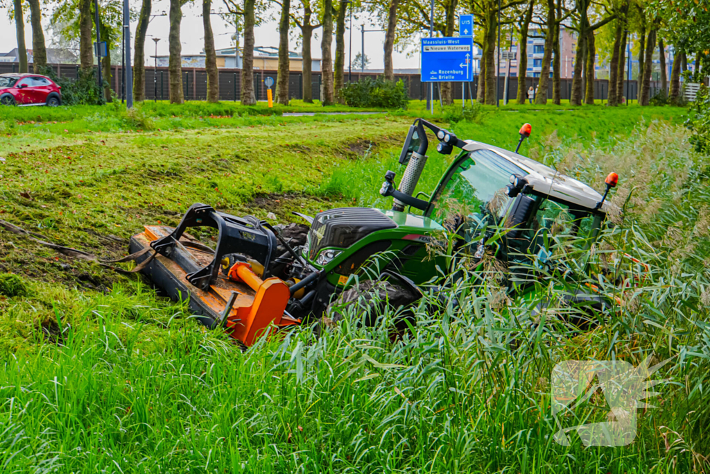 Tractor belandt in sloot tijdens maai werkzaamheden