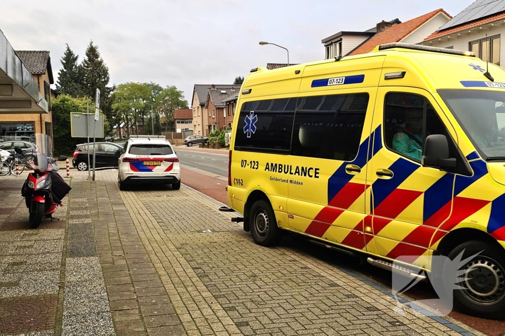 Scooterrijder en automobilist met elkaar in botsing