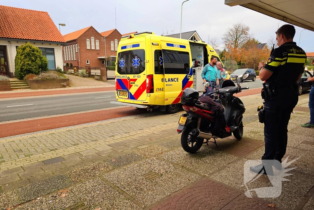 Scooterrijder en automobilist met elkaar in botsing