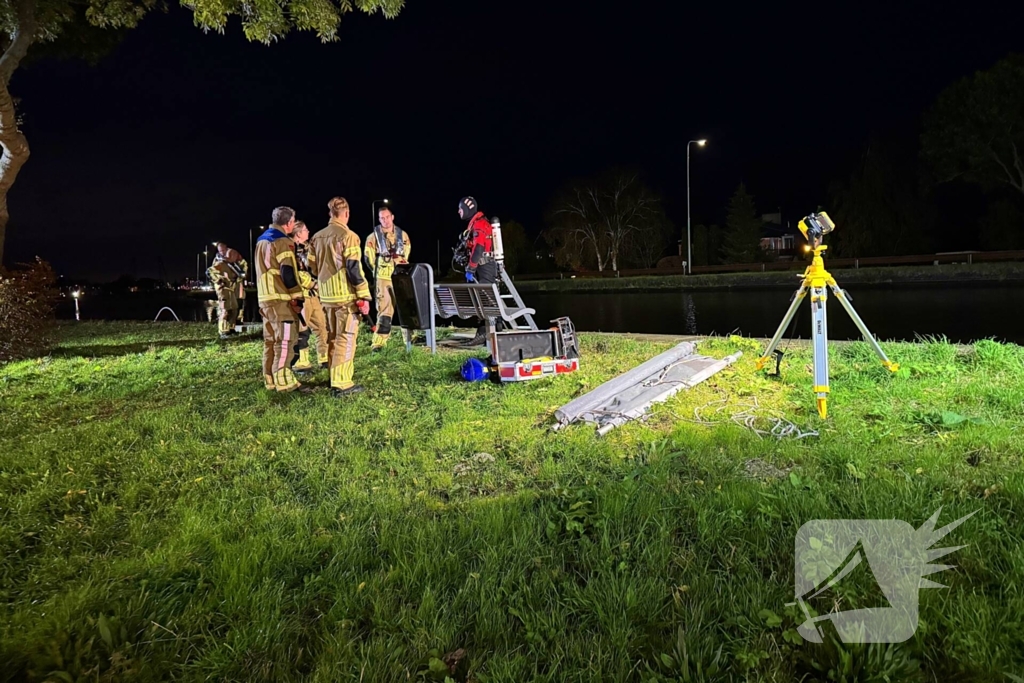 Zoektocht door duikers naar persoon te water