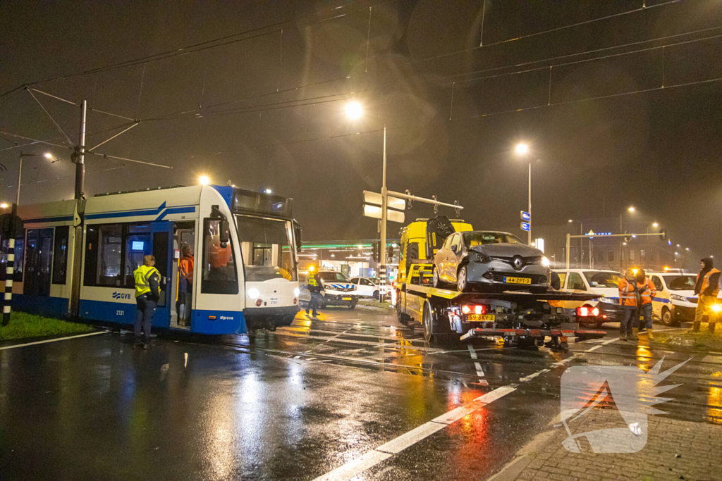 Tram ontspoord na aanrijding met personenauto