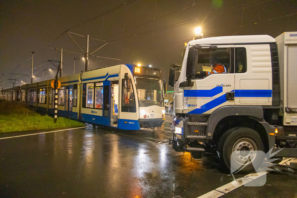 Tram ontspoord na aanrijding met personenauto