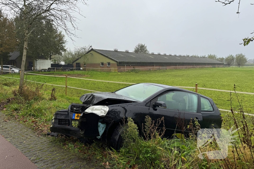 Vrouw raakt van de weg en eindigt in sloot na botsing