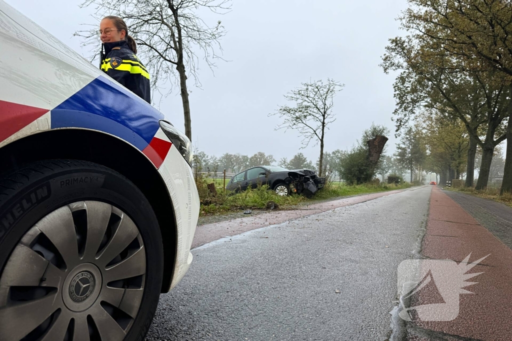 Vrouw raakt van de weg en eindigt in sloot na botsing