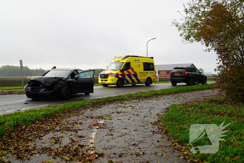 Twee personenwagens lopen schade op bij botsing