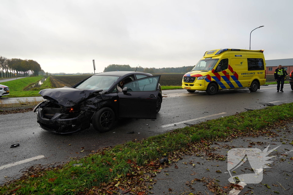 Twee personenwagens lopen schade op bij botsing