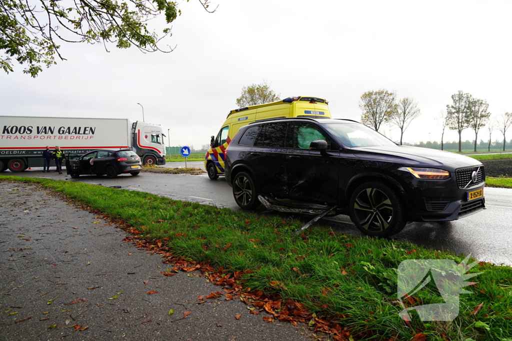 Twee personenwagens lopen schade op bij botsing