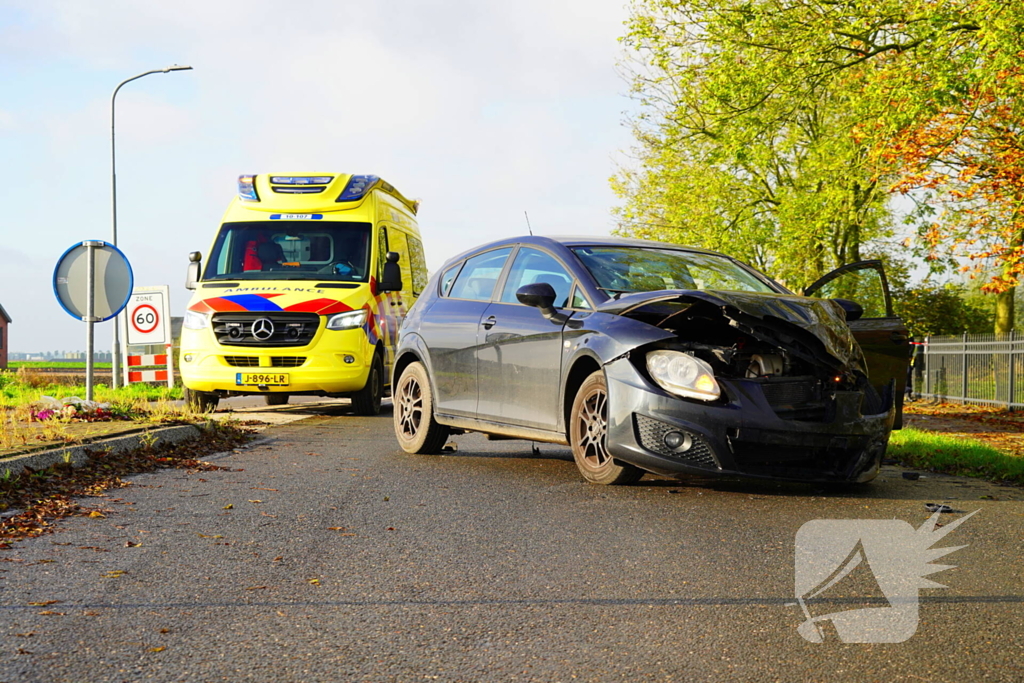 Twee personenwagens lopen schade op bij botsing