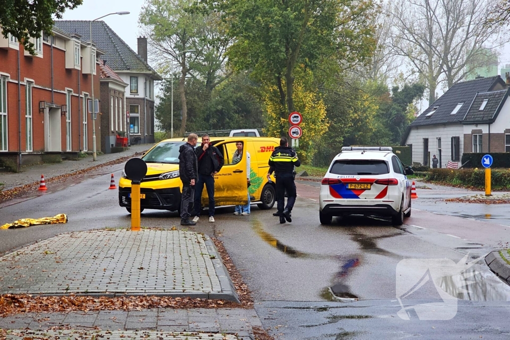 Fietser gewond bij botsing met pakketbezorger