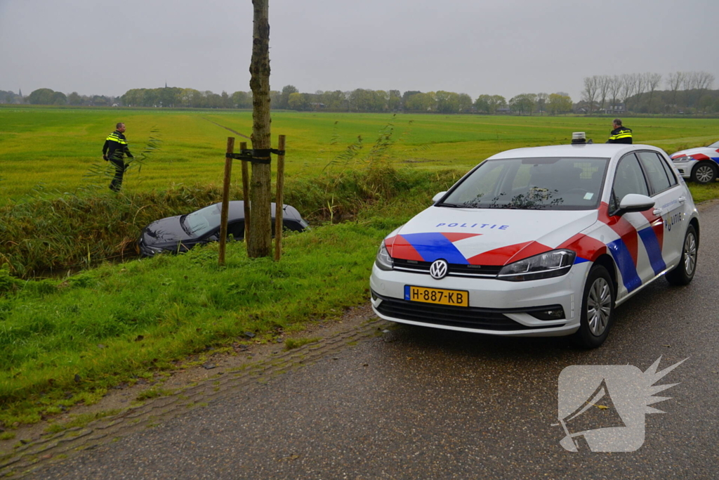 Auto raakt van weg en belandt in sloot