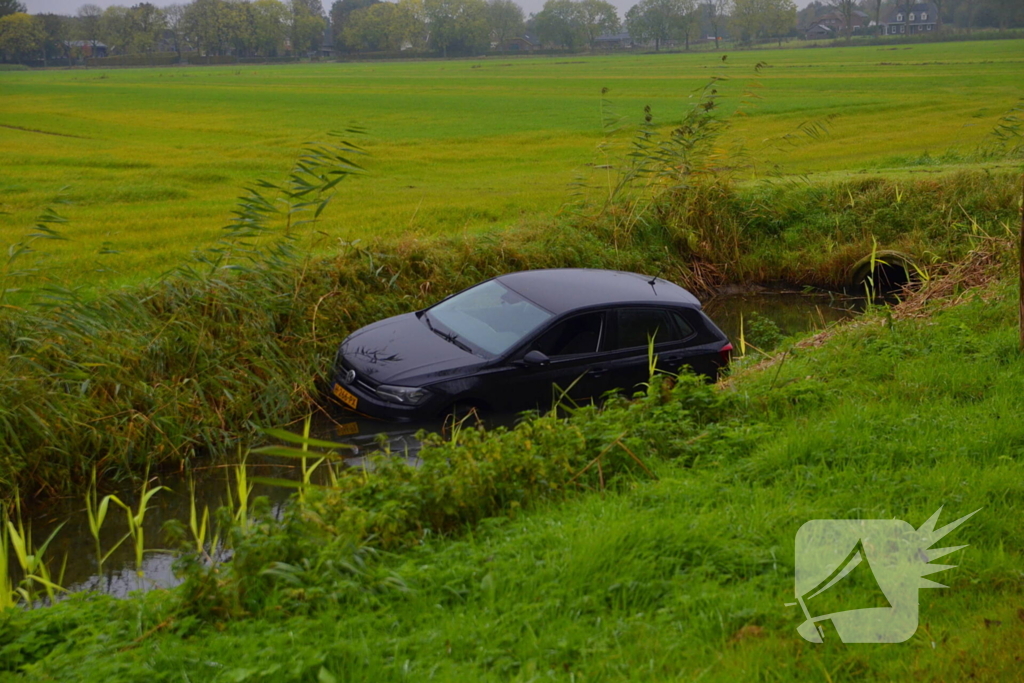 Auto raakt van weg en belandt in sloot