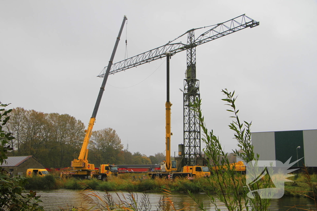 Demontage hijskraan op scheepswerf grote klus