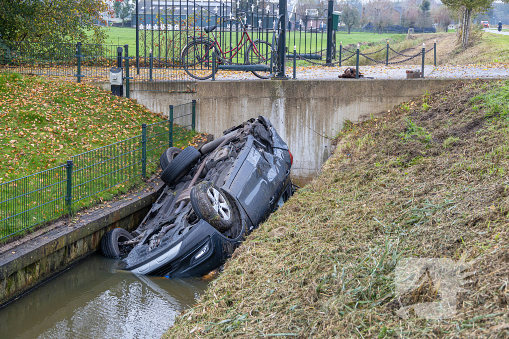 Auto word geraakt door bestelbus en belandt in sloot