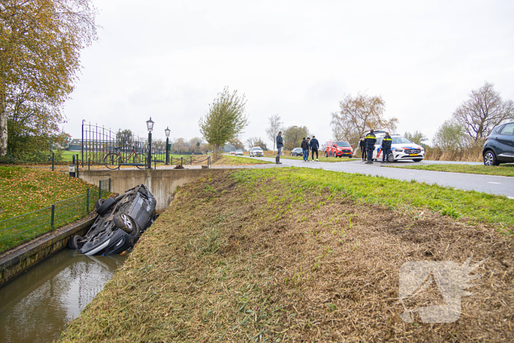 Auto word geraakt door bestelbus en belandt in sloot