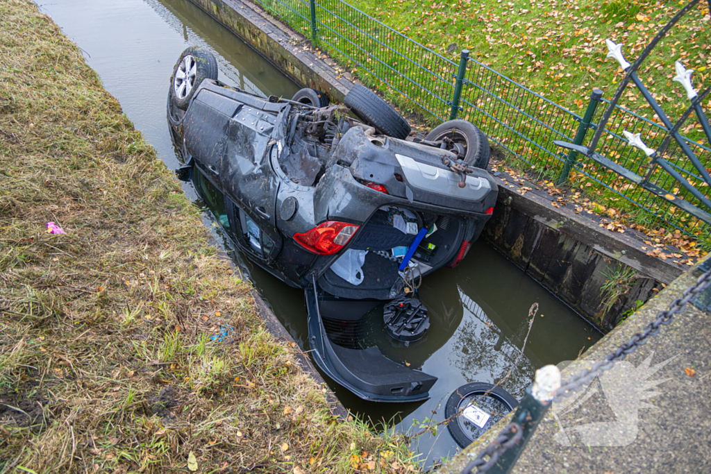 Auto word geraakt door bestelbus en belandt in sloot