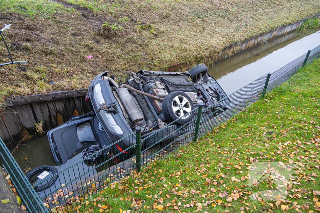 Auto word geraakt door bestelbus en belandt in sloot