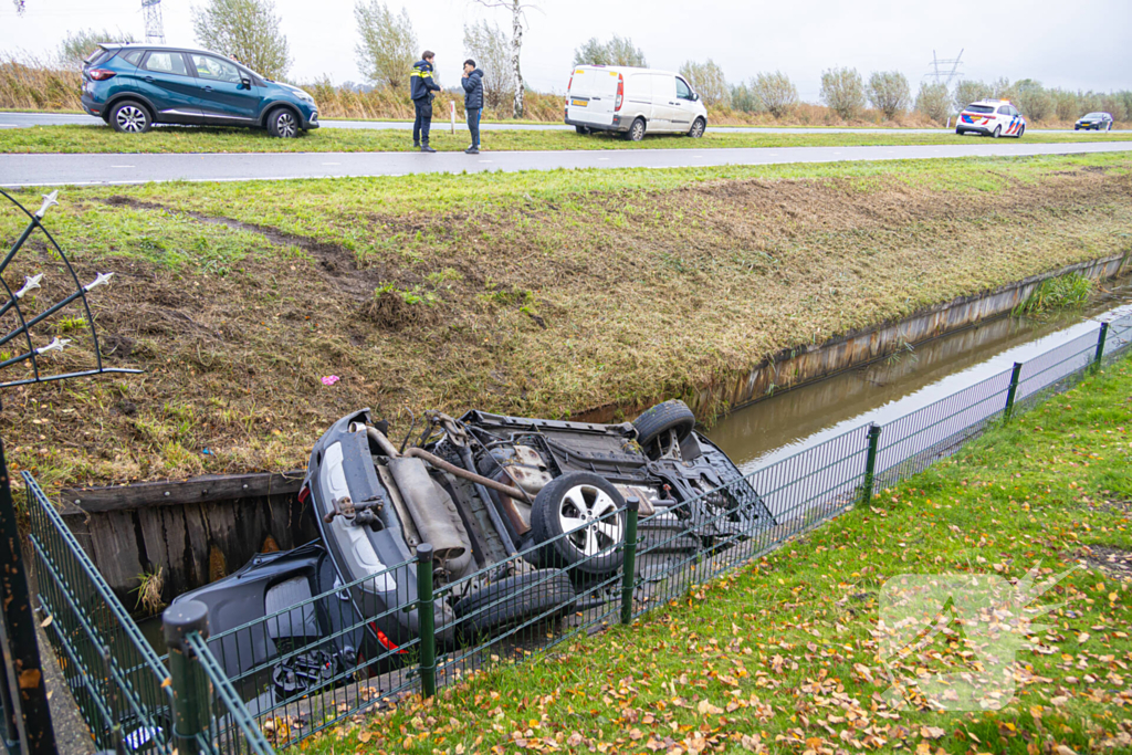 Auto word geraakt door bestelbus en belandt in sloot