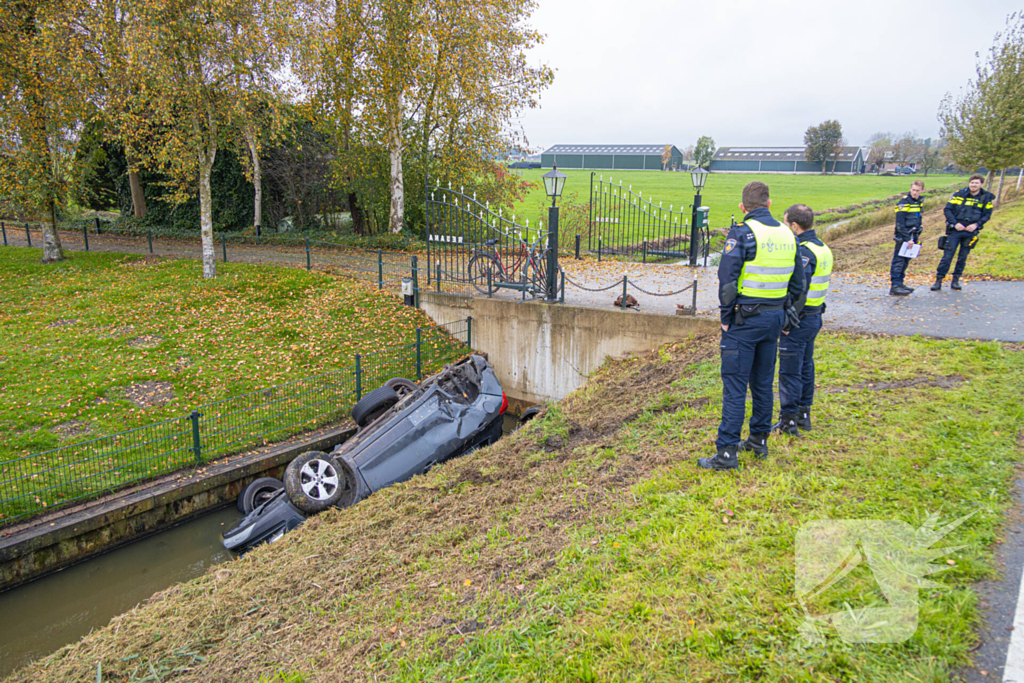 Auto word geraakt door bestelbus en belandt in sloot