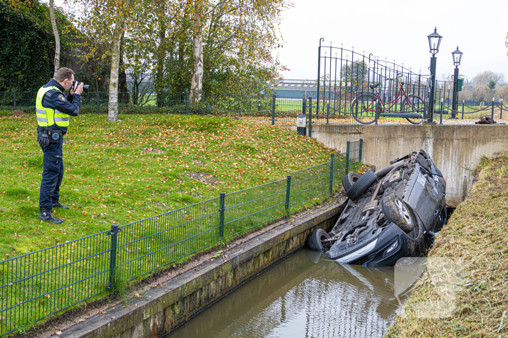 Auto word geraakt door bestelbus en belandt in sloot