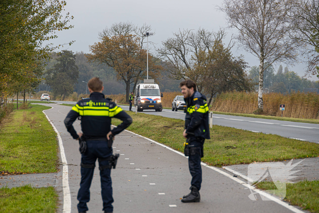 Auto word geraakt door bestelbus en belandt in sloot