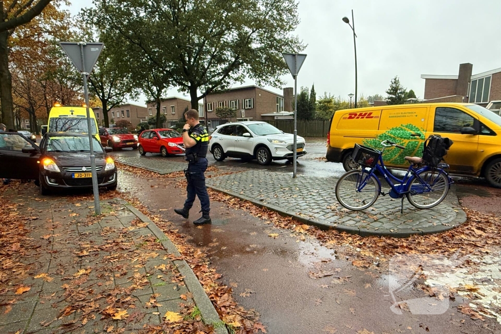 Automobilist rijdt door na scheppen van jonge fietster