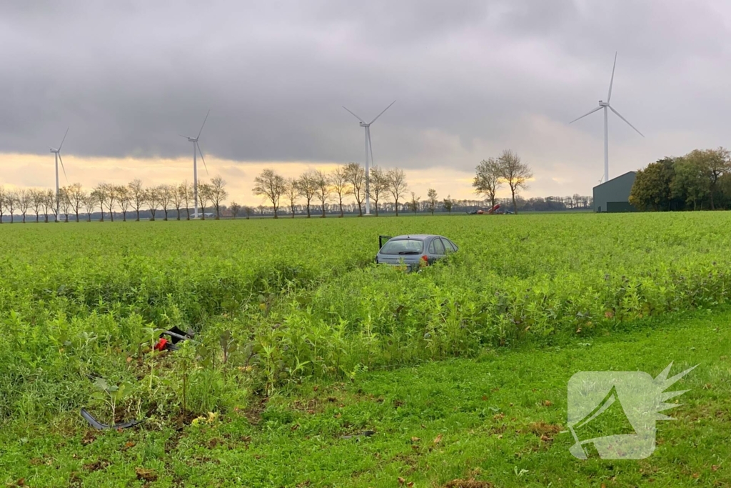 Auto eindigt in weiland na ongeval