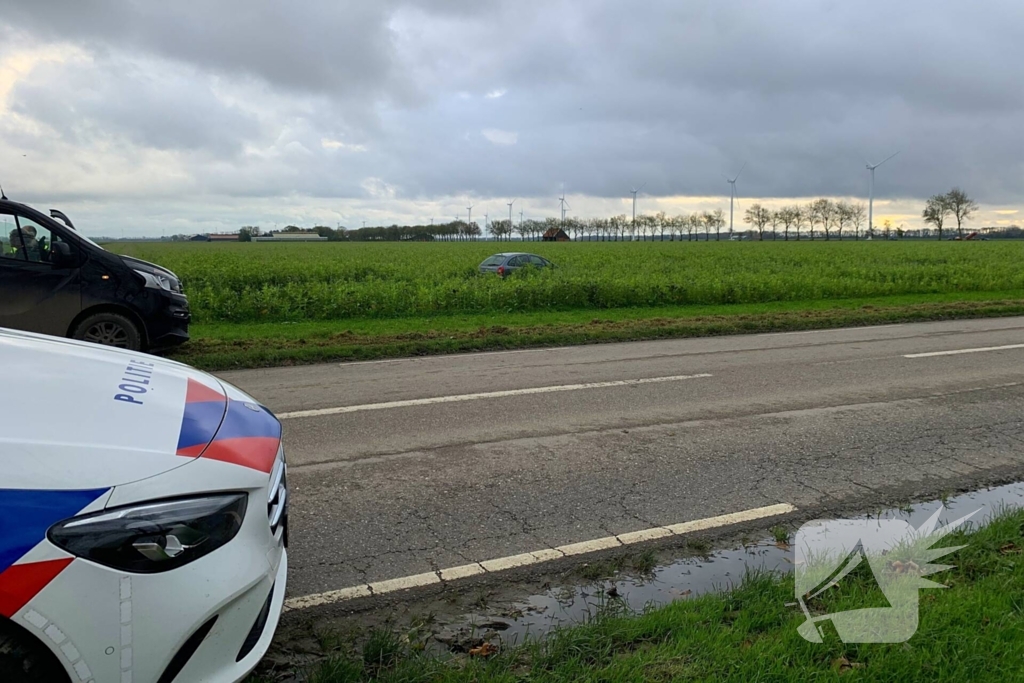 Auto eindigt in weiland na ongeval