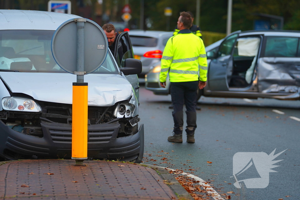 Twee voertuigen zwaar beschadigd bij botsing op kruising