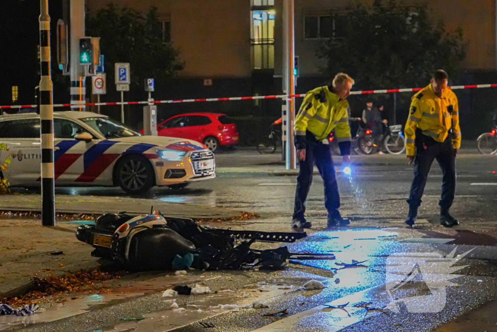 Zwaargewonden bij ernstige aanrijding tussen bestelbus en scooter