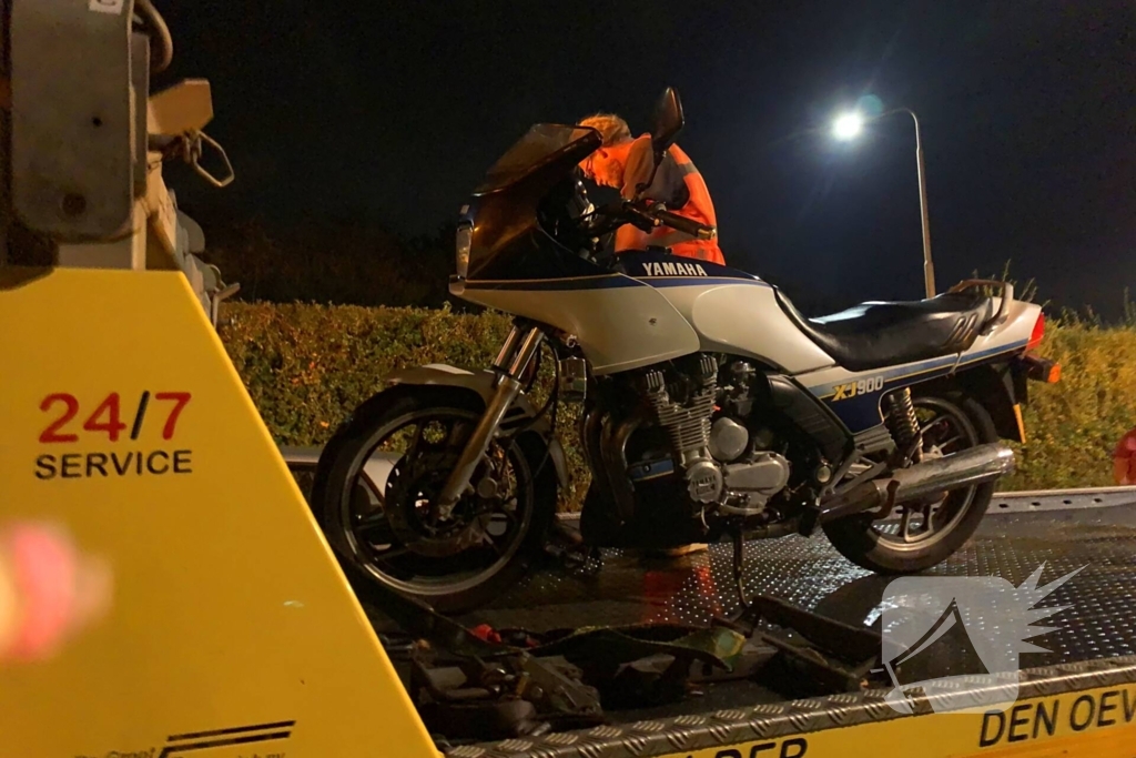 Motorrijder komt ten val en raakt tegemoetkomende auto