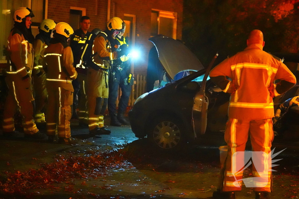 Buurtbewoners weten autobrand onder controle te krijgen