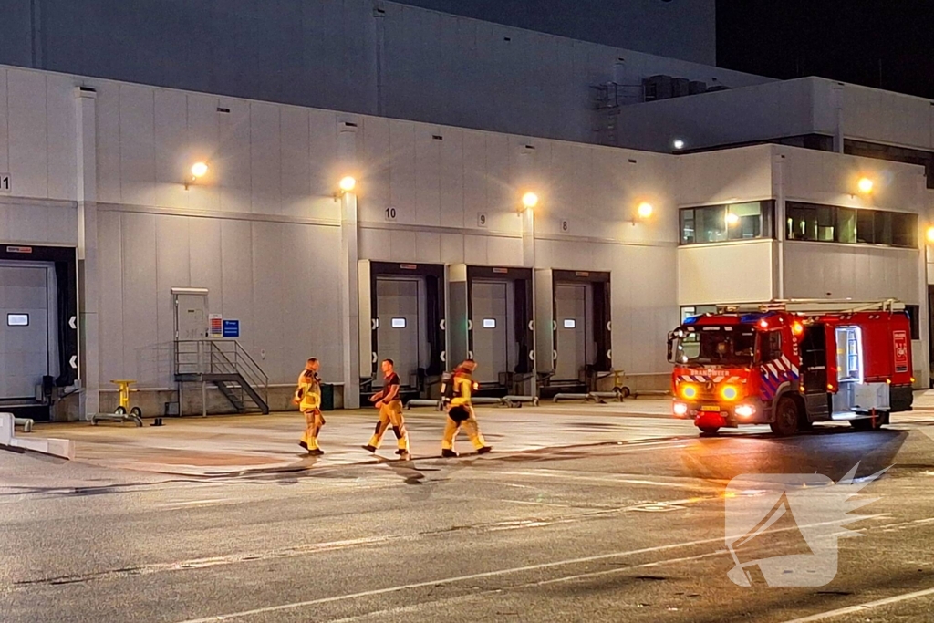 Accu van heftruck in bedrijfspand viegt in brand